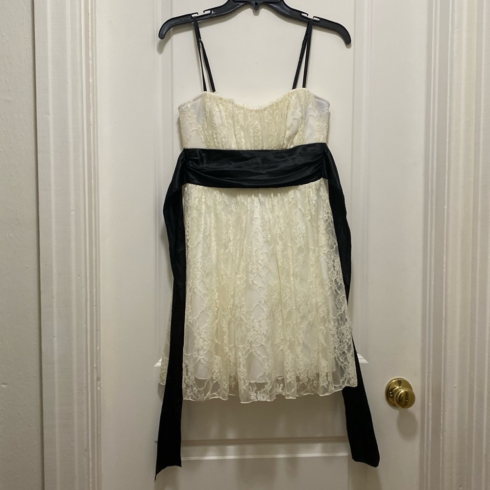 Speechless M cocktail dress cream lace with black tie
